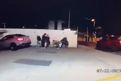 Lo sacan a la fuerza y se lo llevan.