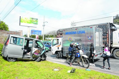Tres personas que perecieron iban en esta minivan. La otra víctima estaba en el otro automotor.