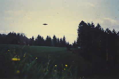 Una de las fotos del carrete de Billy Meier donde se obverva presunto OVNI.