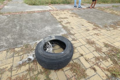Se usó una llanta para controlar la detonación.