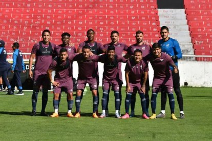 Joffre Escobar (abajo derecha) fue titular en el amistoso ante Liga de Quito.