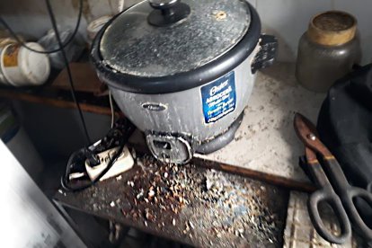 Ollas arroceras en mal estado se encontraron en varias cocinas.