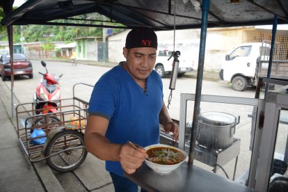 Fito es uno de los encargados de la venta de este exquisito plato típico en Quevedo.