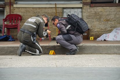 Agentes de Criminalística recogieron los indicios en el lugar donde mataron a los uniformados.