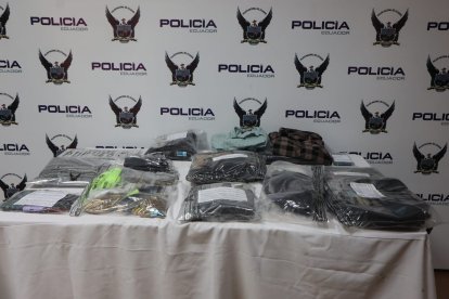 Armas, municiones y ropa, entre las evidencias presentadas.