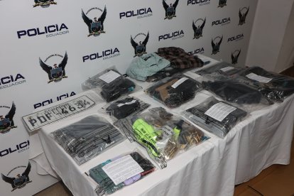 Entre las evidencias presentadas por la Policía consta la camisa que vestía el presunto gatillero.