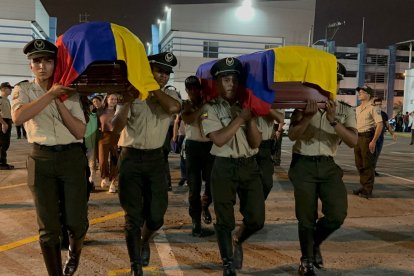 La bandera tricolor cubrían los ataúdes de los dos policías asesinados.