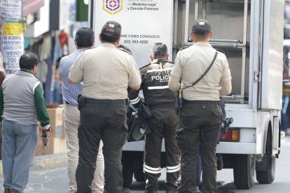 Miembros del Servicio Nacional de Medicina Legal y Ciencias Forenses se hicieron presentes en la escena del crimen.