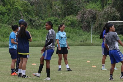 Paula hija de Dannes Coronel entrenando en el Bombillo.
