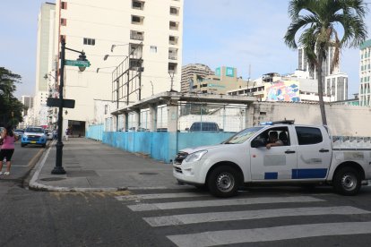 Agentes policiales rondaron la zona del parqueadero durante la mañana de este lunes 31 de julio de 2023.