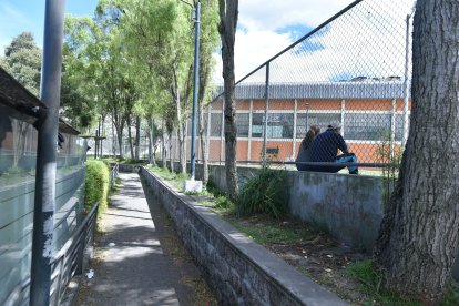 Una malla separa el parque del complejo deportivo, donde los ciudadanos se sienten más seguros.