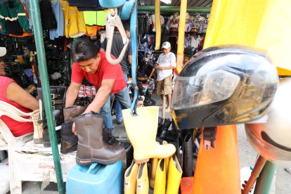 El orden es infaltable en el puesto de trabajo de don Carlos.