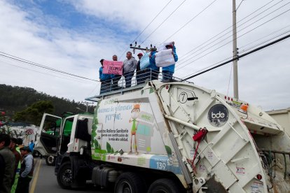 La gente protestó desde camiones de basura.