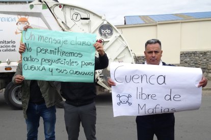 Los manifestantes se agolparon en las inmediaciones de la institución.