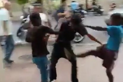 Al parecer el altercado se daría porque el adulto sacó de un local al trío de adolescentes.