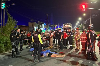 Los cuerpos quedaron tendidos en la vía luego del estrepitoso accidente.