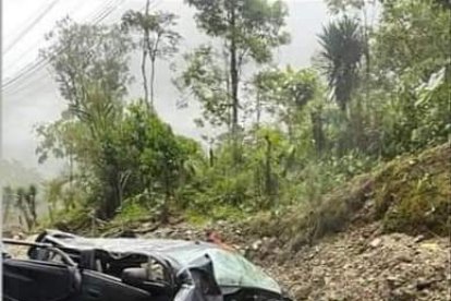 Un auto y un camión chocaron en la vía Baños-Puyo.