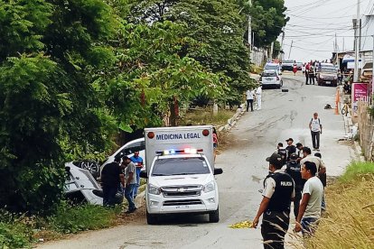 Peritos revisaron la escena y levantaron una docena de indicios.
