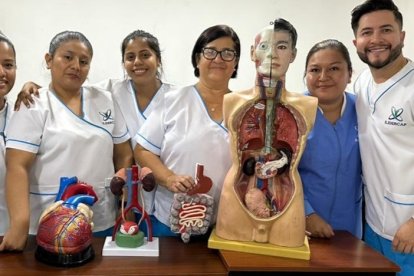 Jorge Heredia y su mamá Rosita, con sus compañeros de carrera