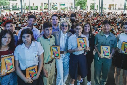 La exalcaldesa en una entrega de tablets.