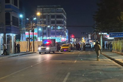 Medicina Legal procedió a levantar el cuerpo del funcionario asesinado.