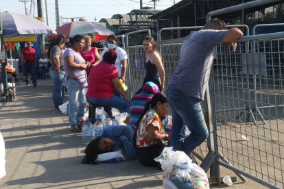 Los familiares de los presos esperaban desde horas de la madrugada para conocer si permitirían el ingreso de visitas.