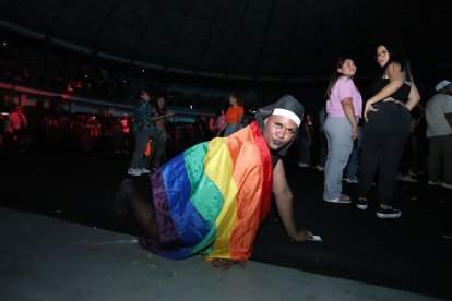 La Bombón llegó al concierto, desde el sector de La Chala disfrazado de monja y estuvo 'abrigado' por una bandera de la comunidad LGBTIQ+