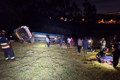 Vecinos que también sintieron lo que sucedió fueron a colaborar.