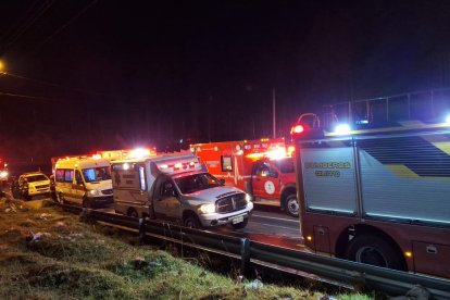 Las unidades de rescate llegaron hasta el punto para ayudar a los afectados.