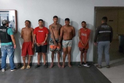 En el allanamiento detuvieron a cinco hombres y los llevaron ante las autoridades.