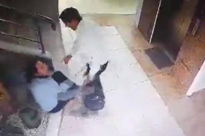 Luego de un aparente forcejeo, Álava termina sentada en el piso.