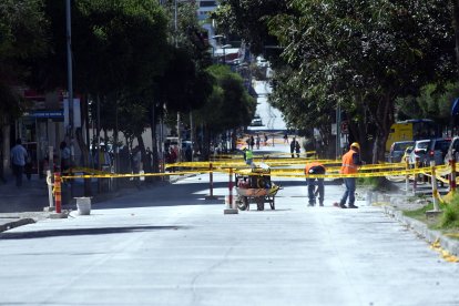 La avenida está siendo pavimentada con hormigón, un material más resistente que el asfalto y que dura hasta medio siglo.