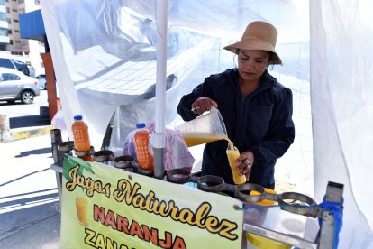 Hay otros comerciantes que dicen sentirse beneficiados con el cierre de esta avenida, porque venden sus productos a decenas de trabajadores.