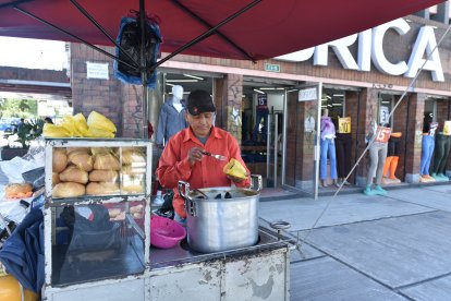 José Rivera ofrece junto a su esposa los deliciosos higos con queso.