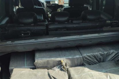 Los costales negros en los que guardaban la droga estaban repartidos entre la cajuela y el asiento trasero.