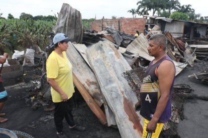 Blanca y Luis Alcívar esperan por ayuda para retomar sus negocios.