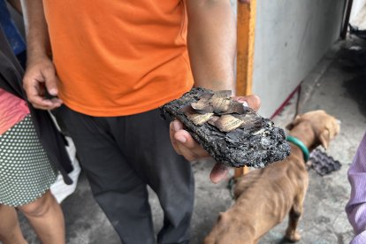 Dos celulares y dinero en efectivo se quemaron durante el incendio.