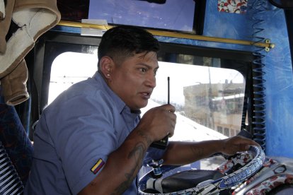 Gustavo Molina se mantiene en contacto permanente, a través de una radio de dos vías.