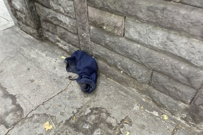 En la imagen se observa parte de una prenda del hombre y un tramo de la verja que fue cortado.