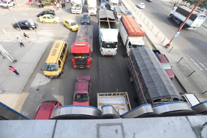 La altura de la que cayó la mujer.