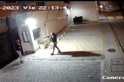 Los sujetos amenazaron al guardia de seguridad del conjunto.