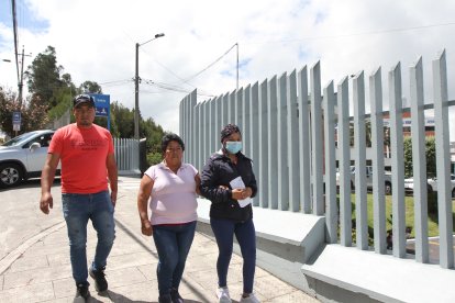 Diana siempre va acompañada a Solca, de Quito, pues algunos tratamientos la dejan debilitada.