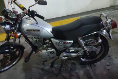 La moto que habría sido utilizada para el robo violento.