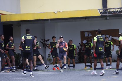 El preparador físico Alejandro Valenzuela hace  que los jugadores amarillos estiren y calienten con intensidad.