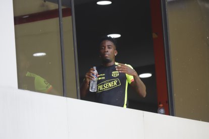 A la mitad del entrenamiento, Adonis Preciado realizó el gesto de: esto está difícil.