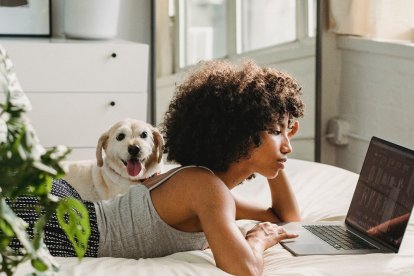 Antes de ir a dormir es mejor relajarse que estar frente a una pantalla.