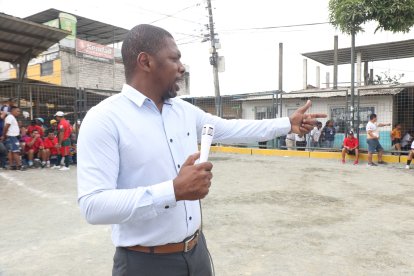 Alejandro Nazareno es un crack narrando los partidos en los barriales.