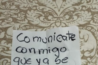 Los panfletos que dejaban a las víctimas.