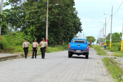 Miembros de la Policía realizan patrullajes por las principales calles de la localidad.