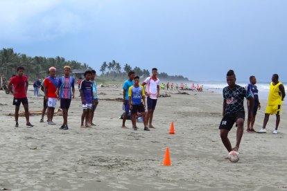 Jóvenes se reúnen en las tardes para entrenar fútbol en la playa de la cabecera cantonal.